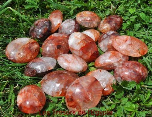 Galet quartz hématoïde rouge Madagascar.