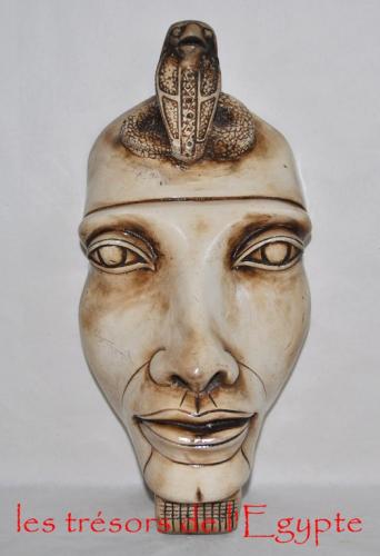 Masque mural du pharaon Akhénaton.