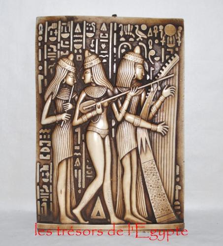 Plaque murale des trois musiciennes égyptiennes.