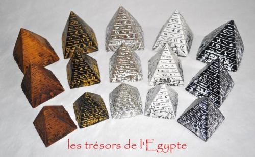 Pyramides de Gizeh avec symboles.